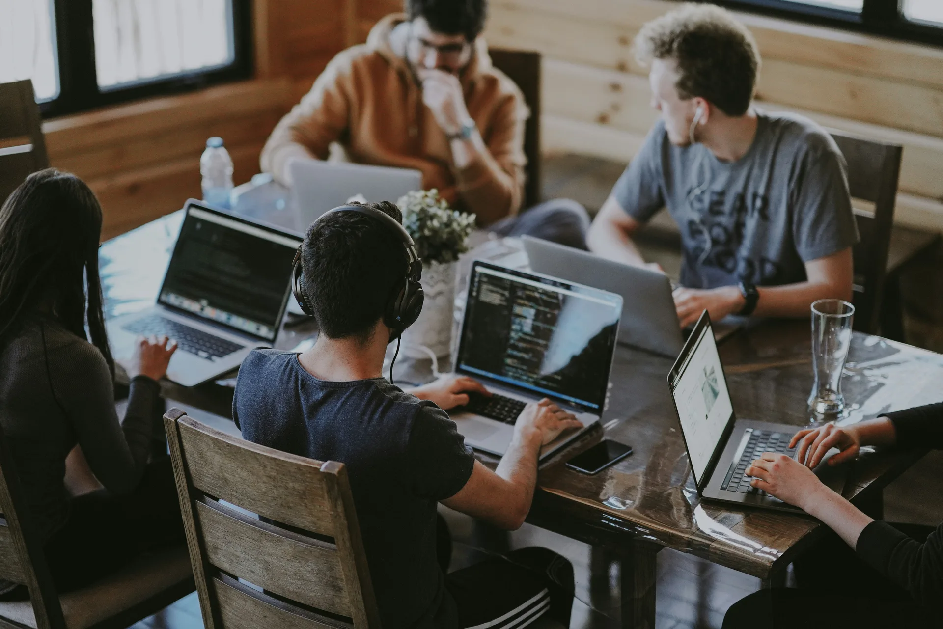Étudiants en atelier — Bleu de Cobalt